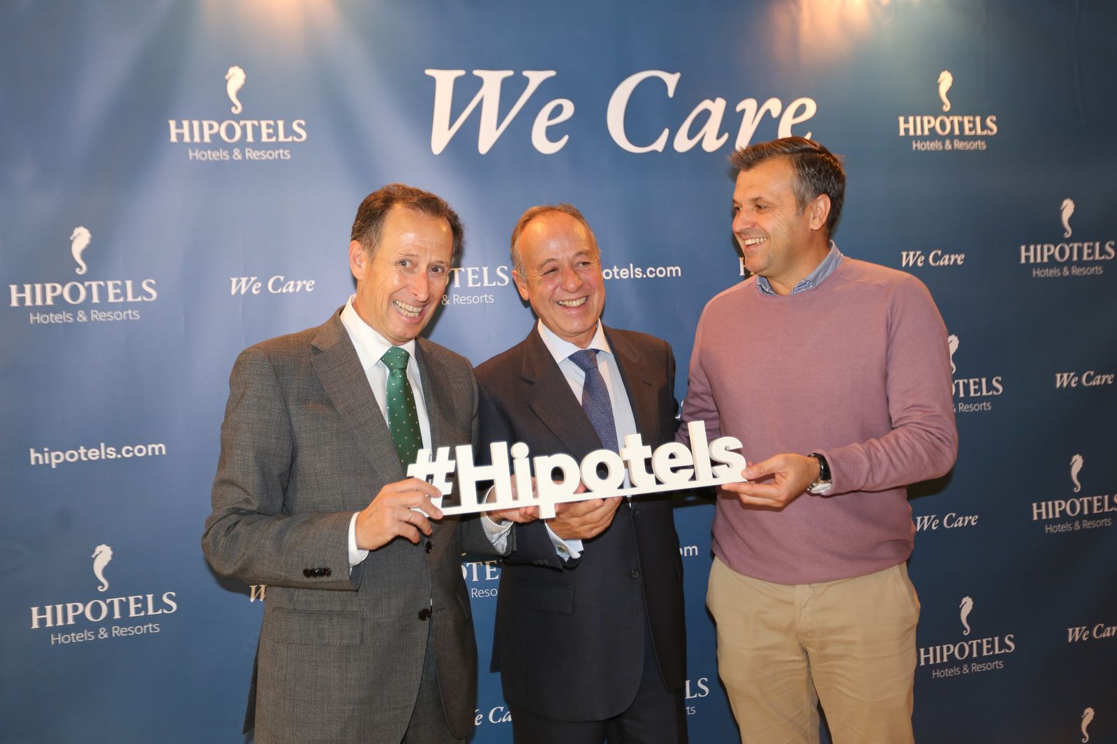 En el centro, el director de Hipotels Andalucía, José Ruiz, con los alcaldes de Chiclana (izquierda) y Conil.