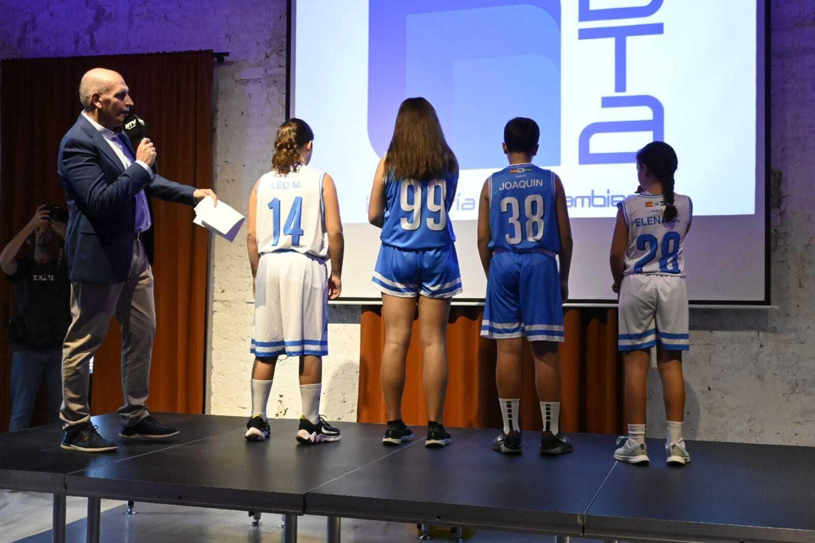 Imágenes de la presentación de las equipaciones del Ciudad de Huelva para la temporada 23/24