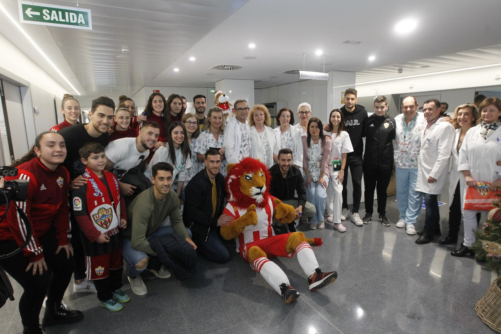Fotogalería visita jugadores U.D. Almería Hospital Torrecárdenas