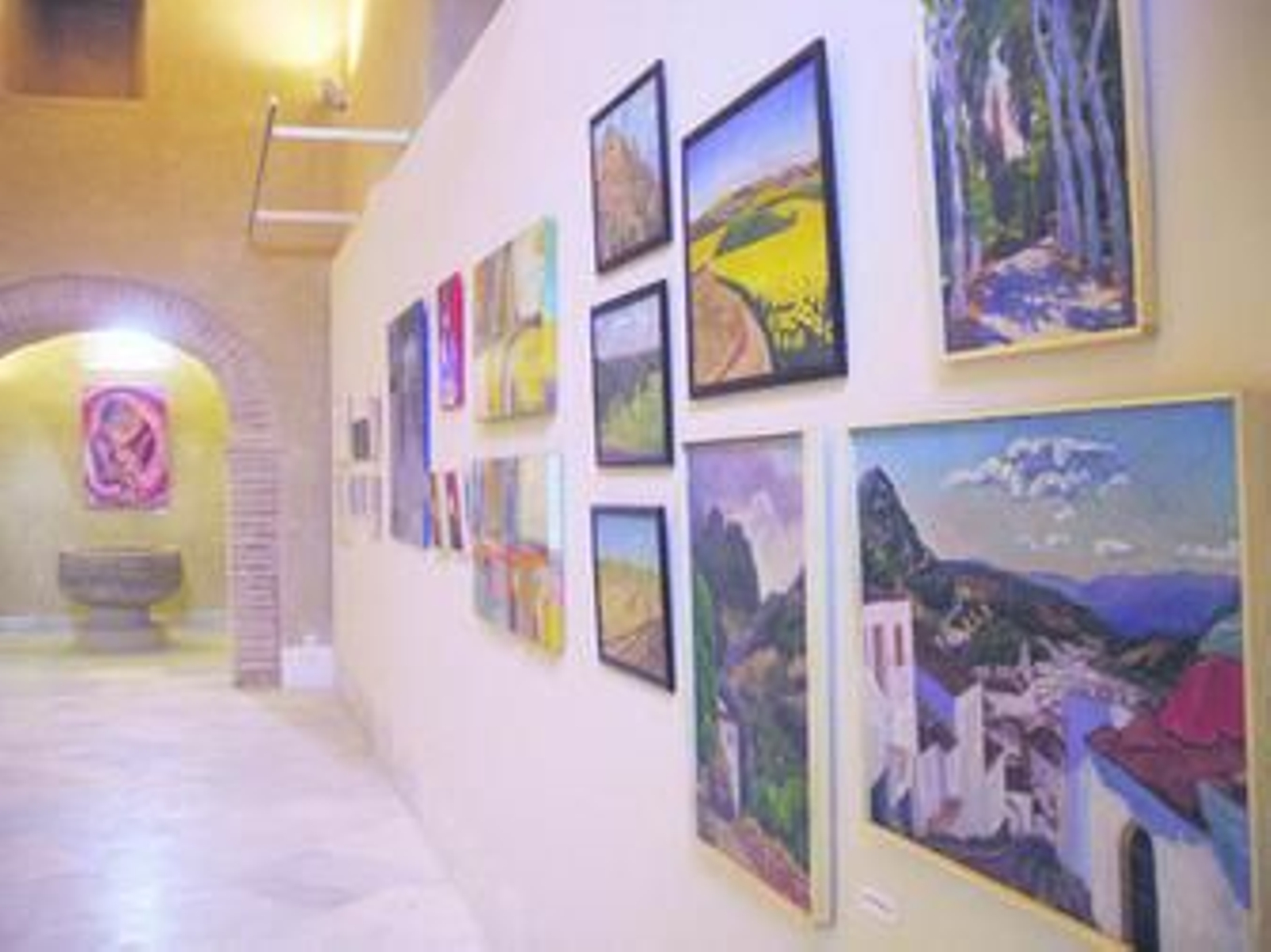 Vista de la exposición Encuentros y Desencuentros en el interior de la iglesia de Santa Ana, en Guadalcanal.