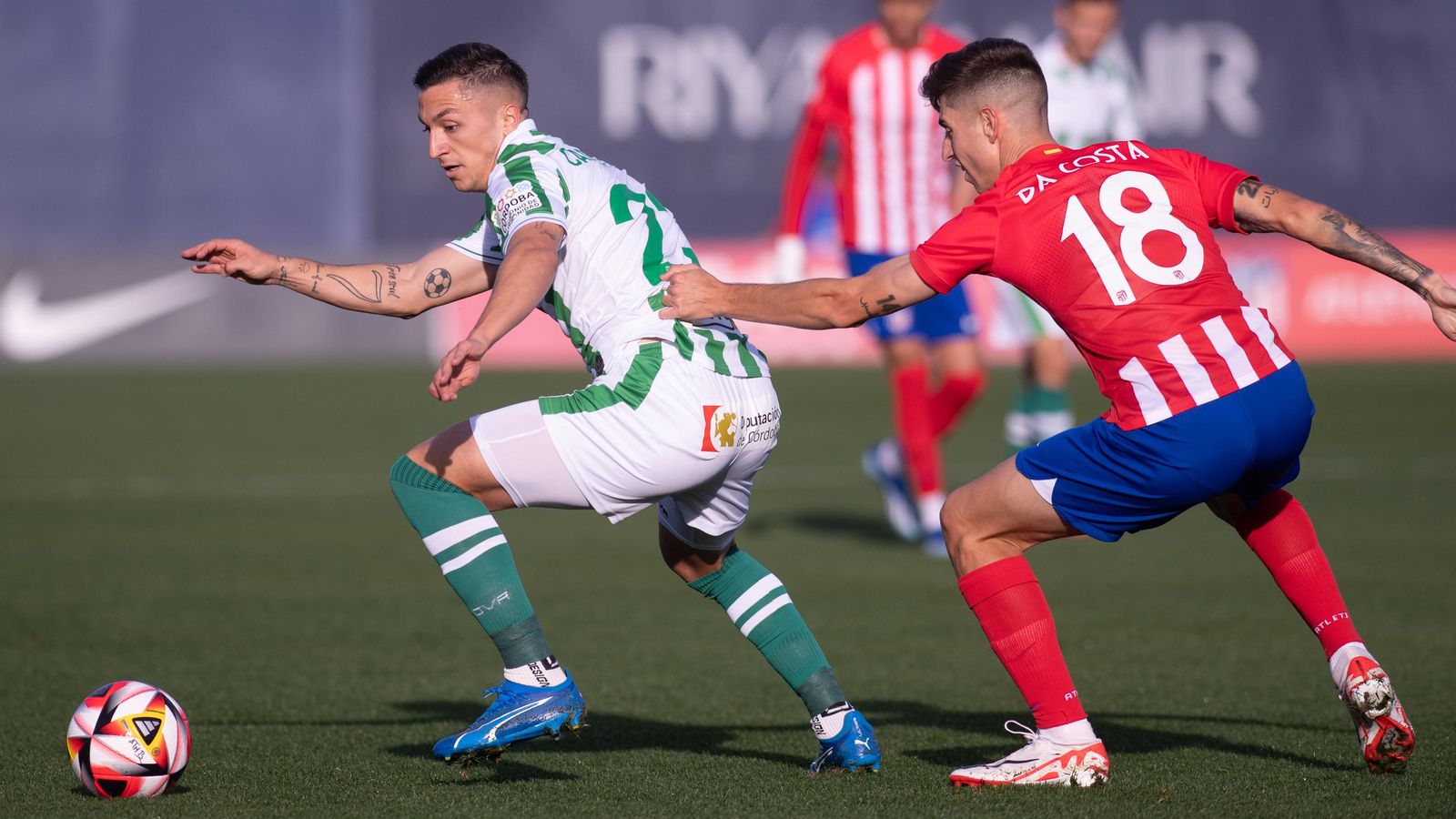 Carracedo se marcha de la presión de Da Costa en el Atlético de Madrid B - Córdoba CF.