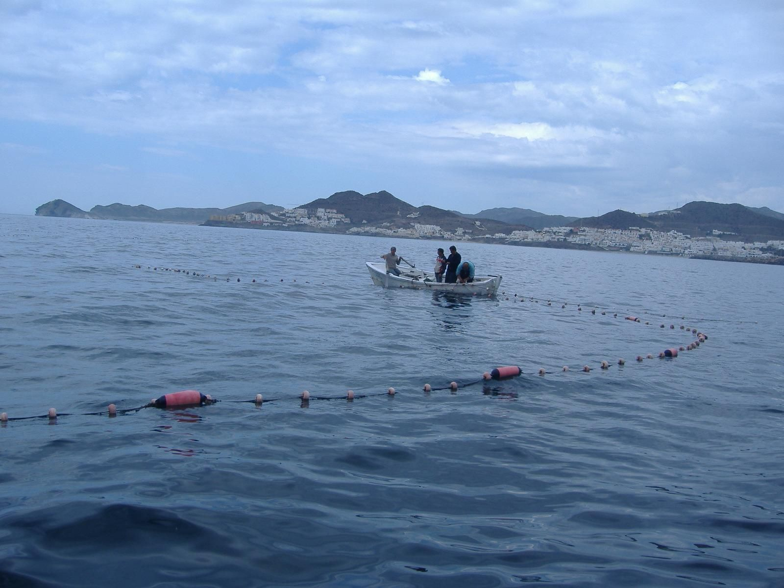 Un grupo de pescadores calana la moruna de revés en aguas del Cabo de Gata.