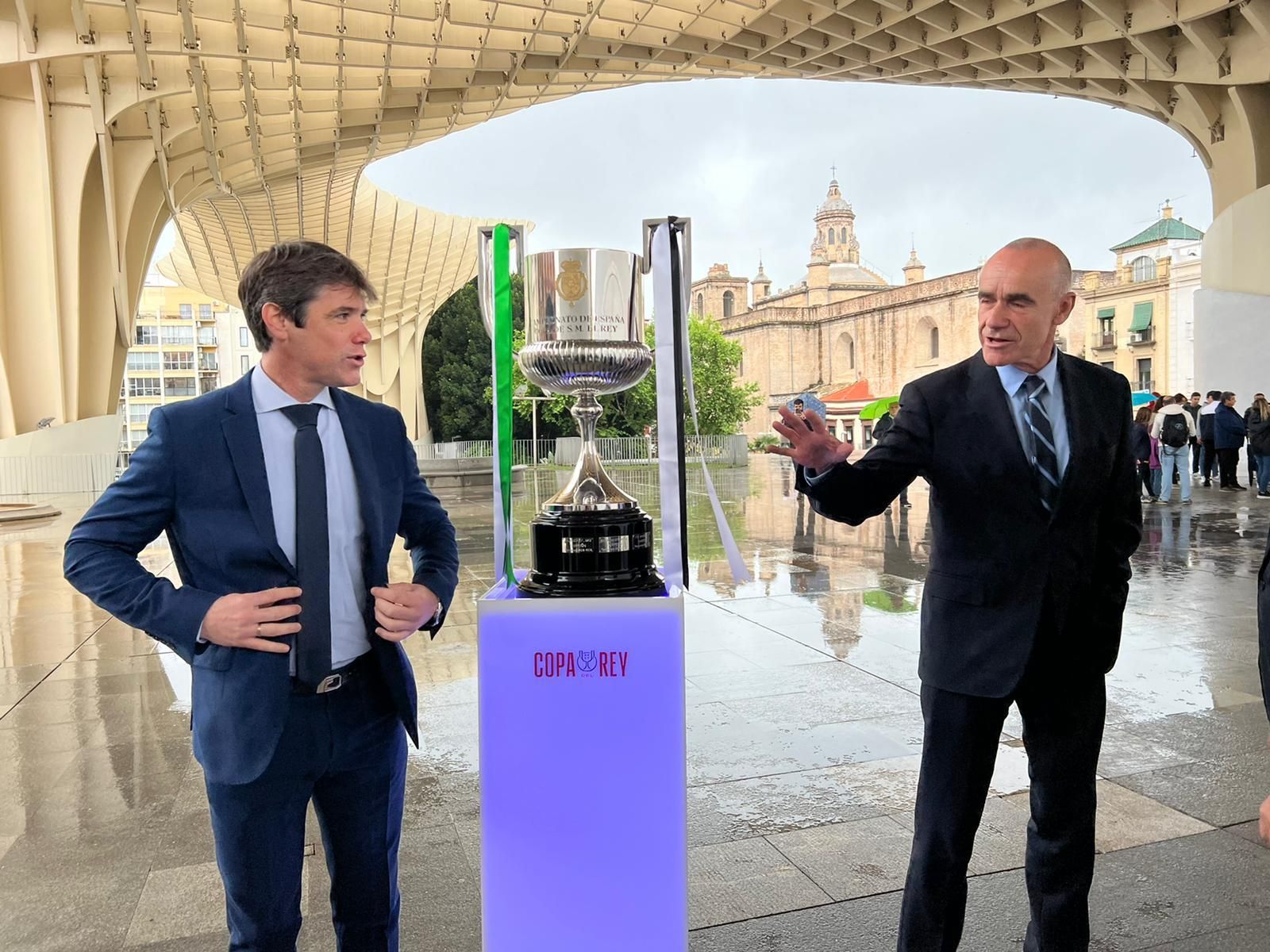 Antonio Muñoz señala la Copa del Rey junto a David Guevara.