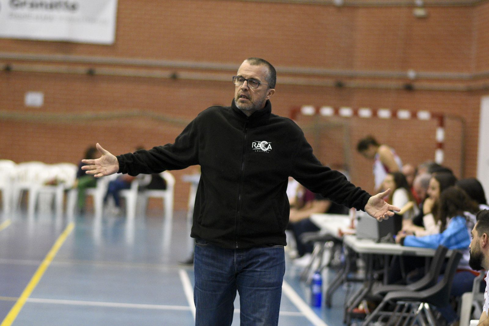 Quique Gutiérrez, cruzificado por la directiva del Raca