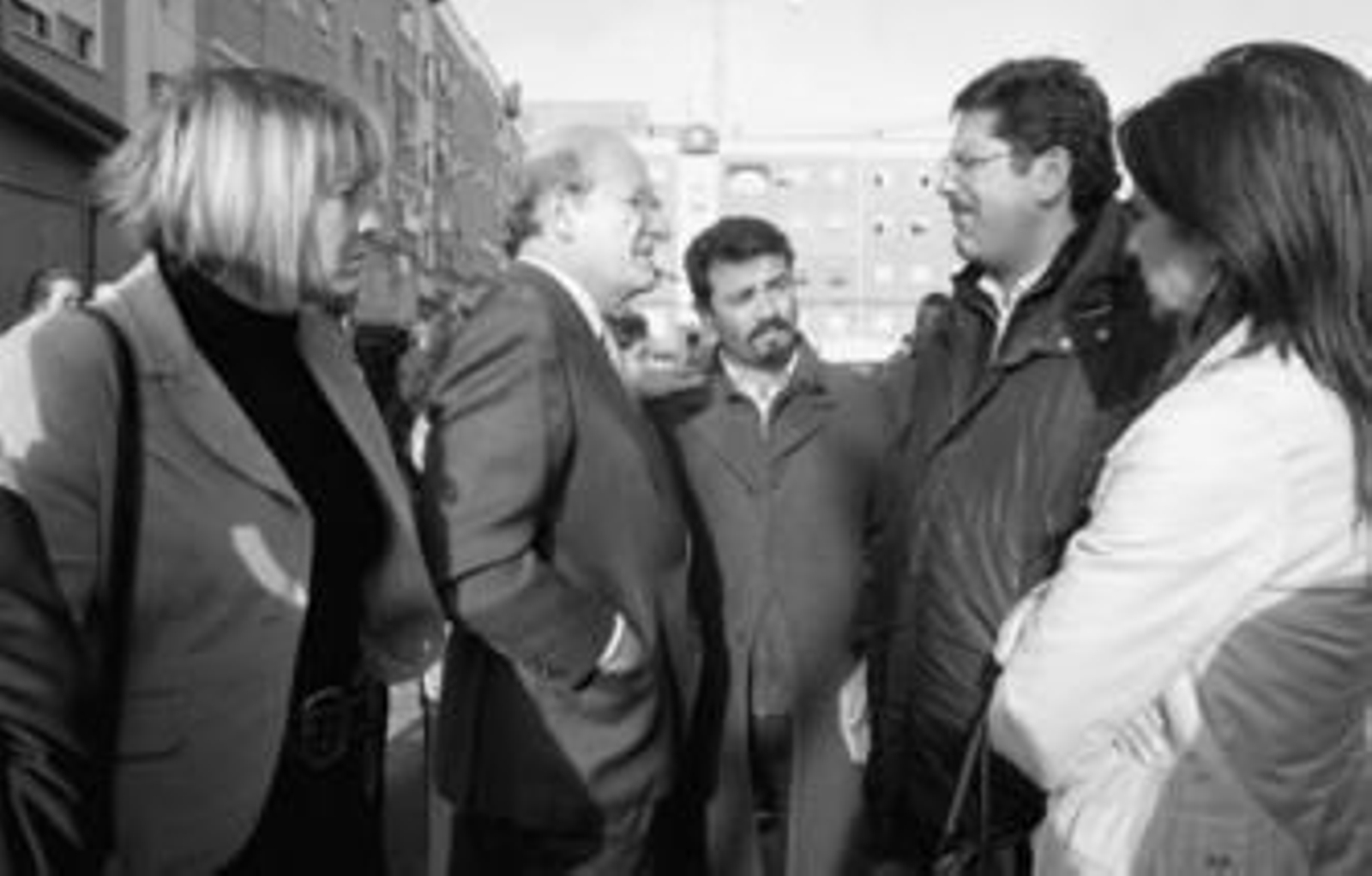 1. La concejala de Servicios Sociales, Pilar Miranda, y el alcalde de Huelva, Pedro Rodríguez, apoyaron a los familiares de la desaparecida. 2. Irene Ramírez, madre de la pequeña. 3. Juan José Cortés es el padre de la niña      y actualmente entrena al Pinzón. 4. Armenia Fernández, su abuela materna. 5. Juan José Cortés, hermano mayor de la niña. 6. Juan Fernández es el tío abuelo de la menor.