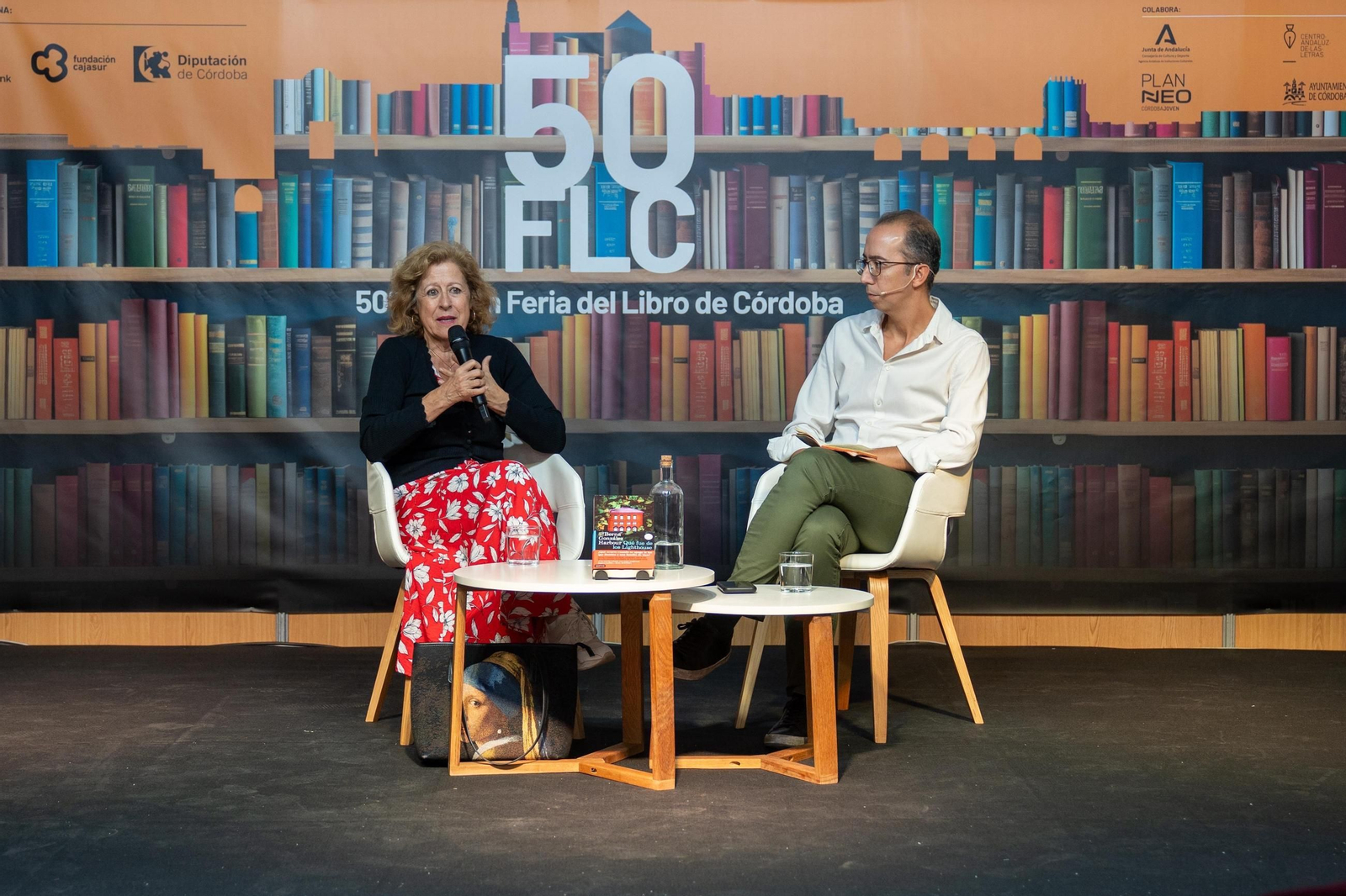 Berna González Harbour y José María Martín, en la Feria del Libro de Córdoba.