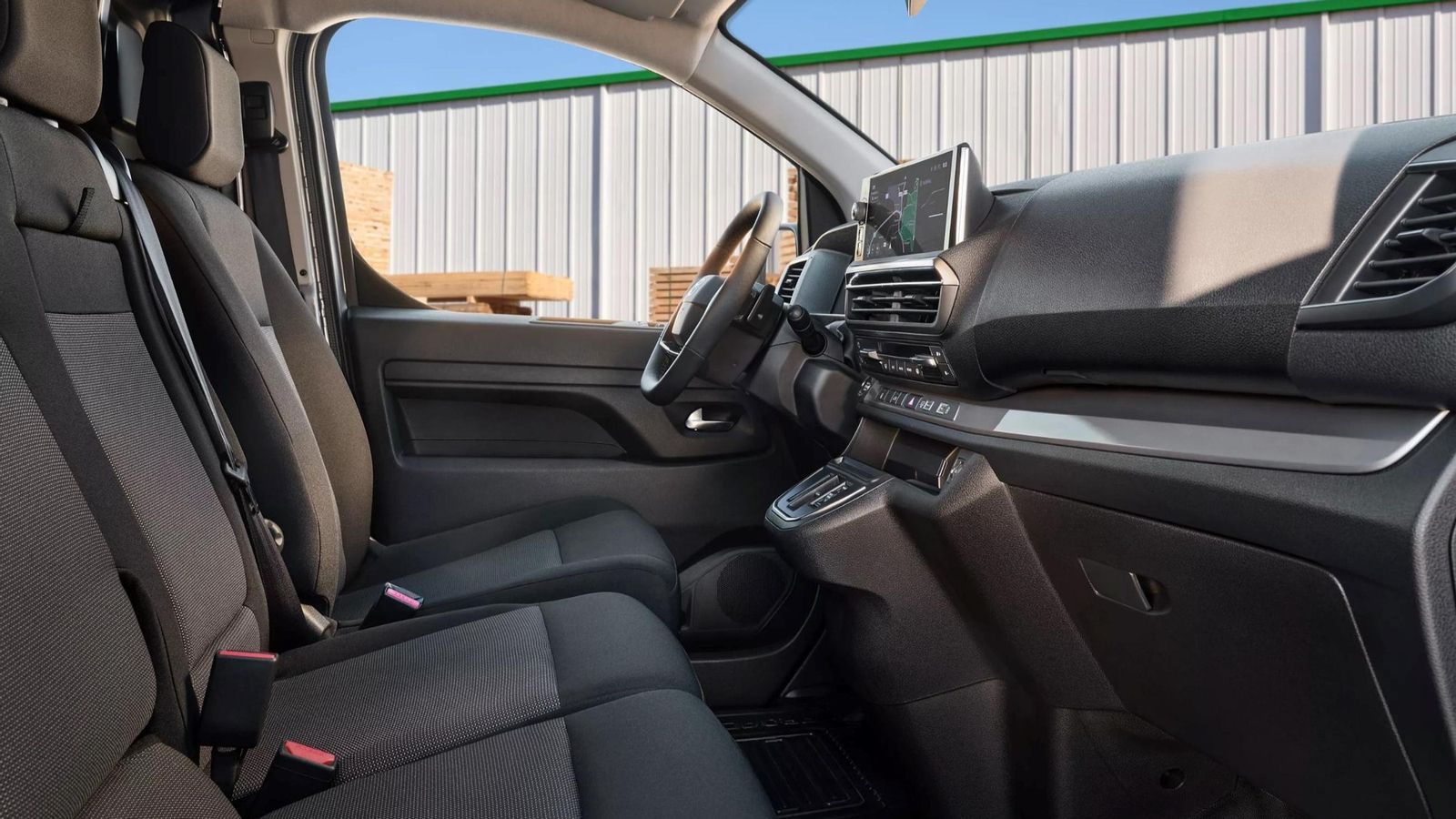 La Proace City van se ofrece con dos o tres asientos y el sistema Smart Cargo.