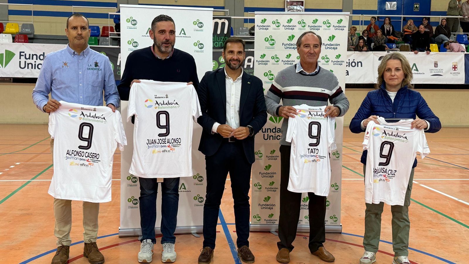 Los representantes institucionales reciben su camiseta de reconocimiento por su colaboración.