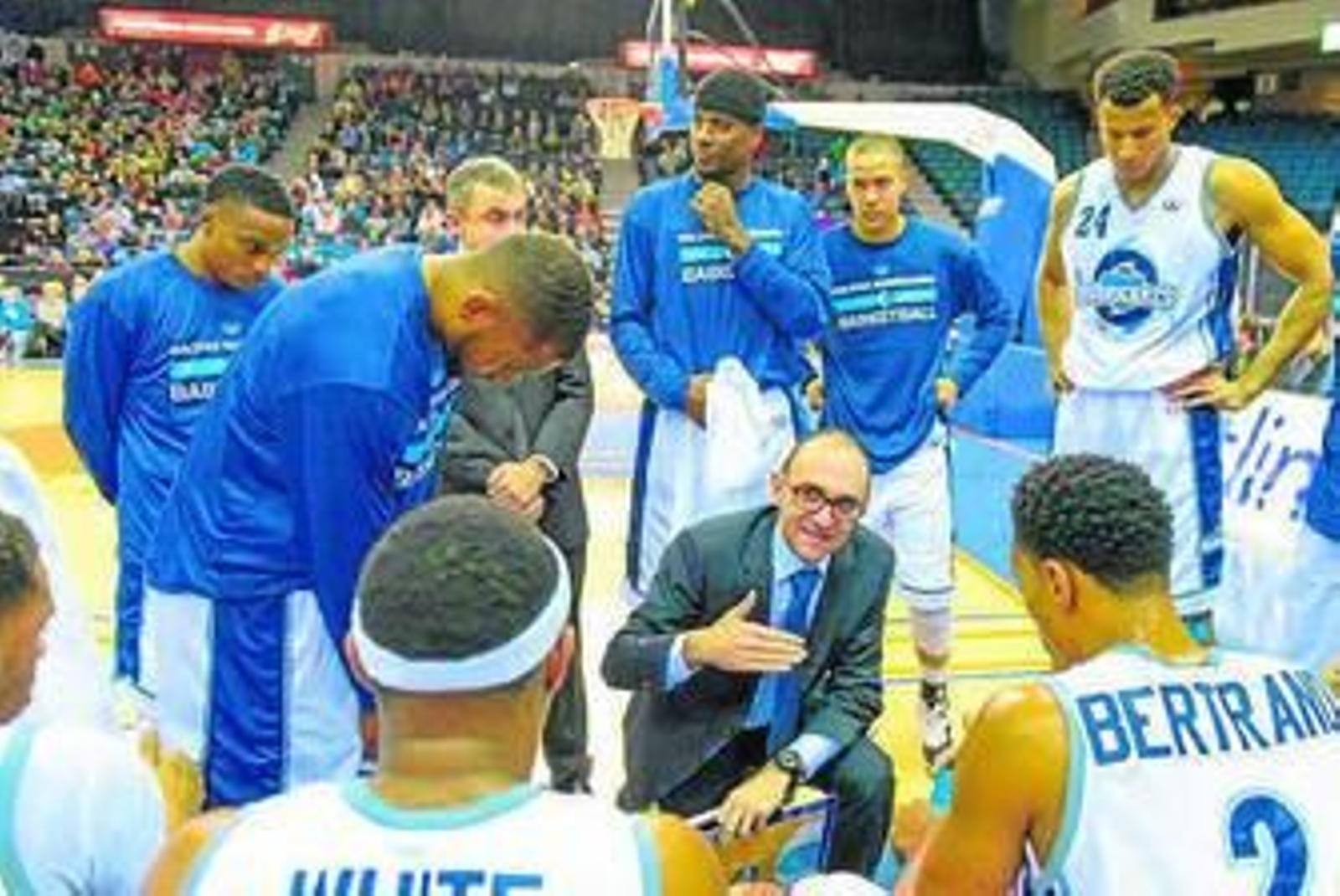 Hugo López da instrucciones a sus jugadores en un tiempo muerto.
