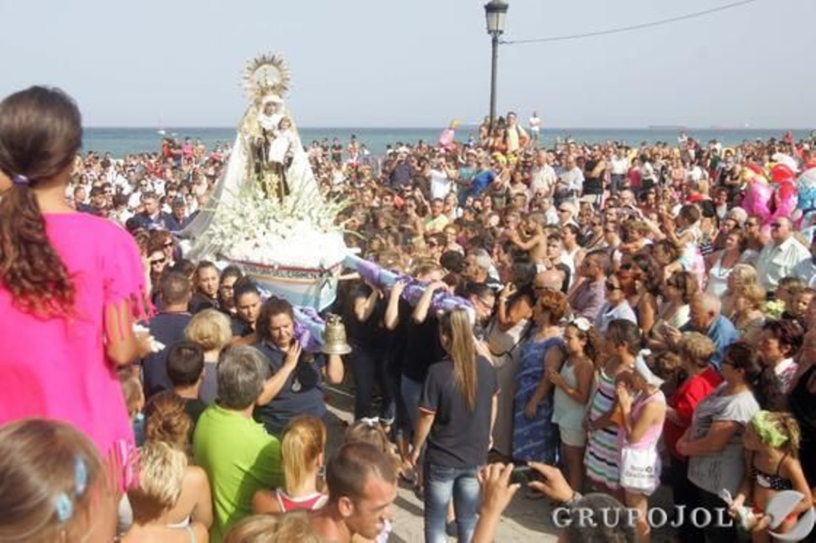 El Carmen, sus cargadoras y seguidores de La Línea.

Foto: Joaquín Quiñones
