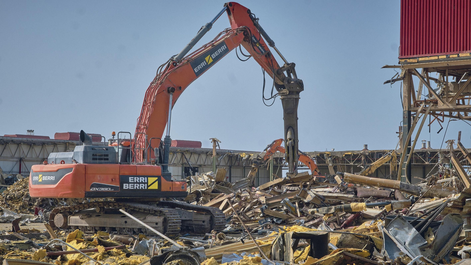 Derribo de la antigua factoría de Delphi.