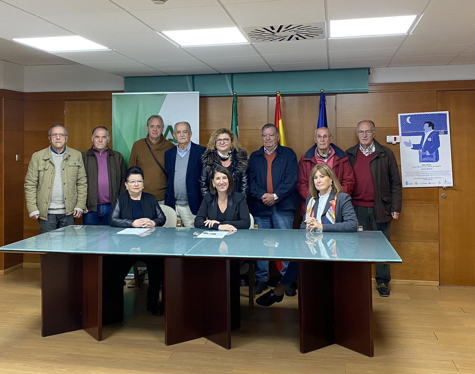 La delegada de Turismo junto a los miembros de la directiva de la Federación de Peñas