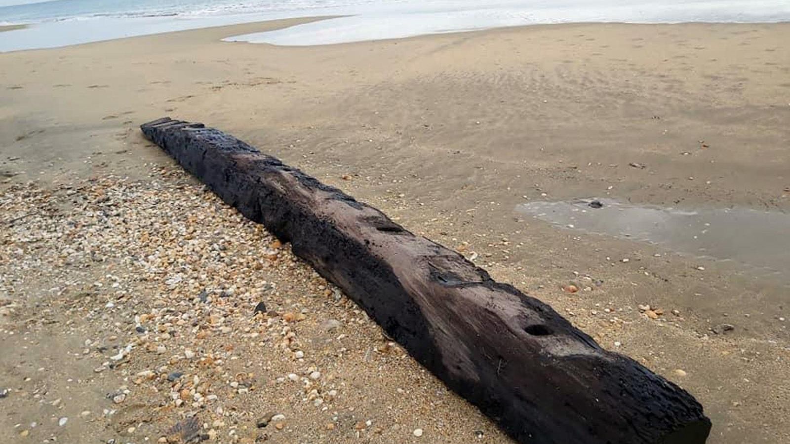 La quilla ha sido hallada en la orilla de la playa de la Casita Azul de Isla Cristina