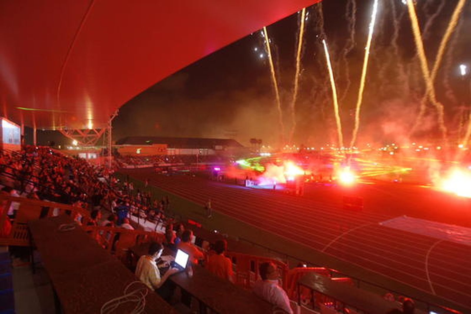 Luz y color en Bahía Sur en la ceremonia de apertura de los XIV Juegos Iberoamericanos San Fernando 2010. 

Foto: Elias Pimentel y Joaquin Pino
