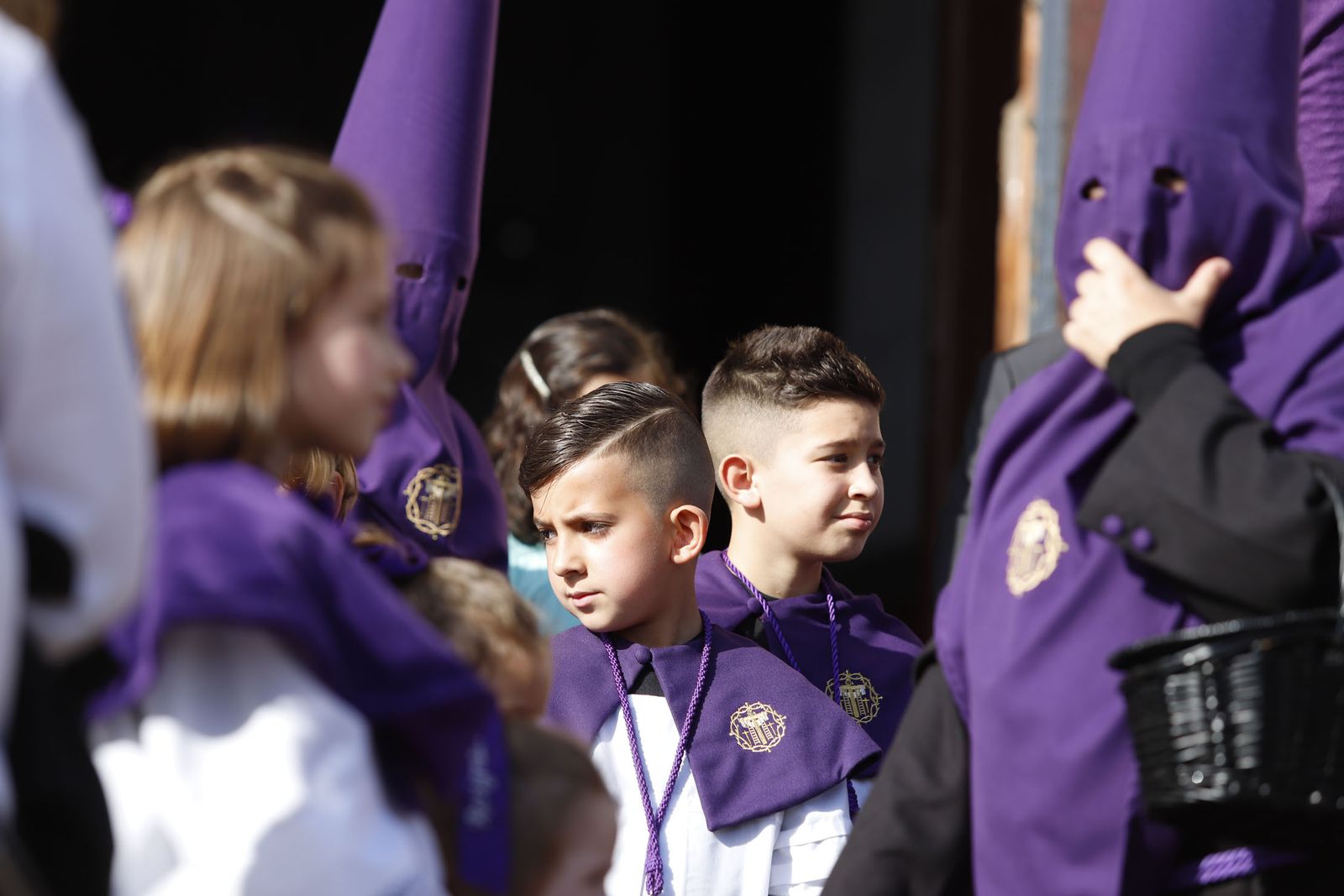 La Hermandad del Descendimiento en su recorrido por las calles de Huelva el Viernes Santo
