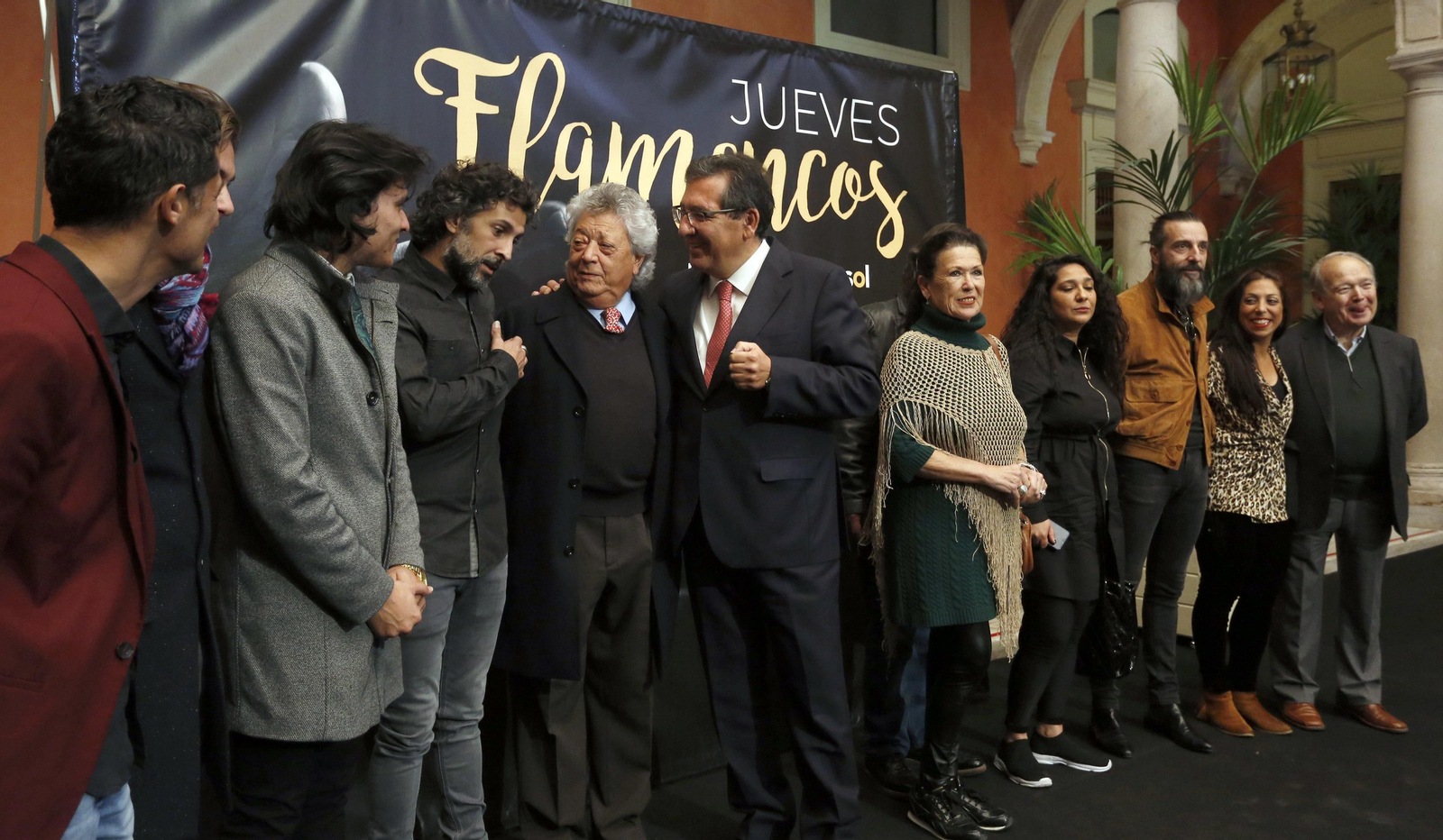 El presidente de Cajasol y el coordinador del ciclo, junto a algunos de los protagonistas de la temporada.