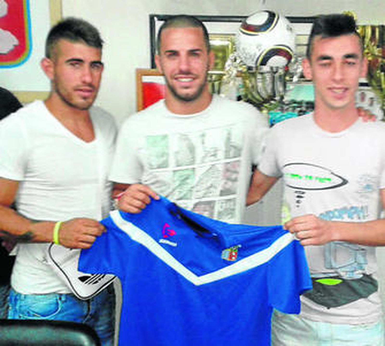 Juanma Carrasco, Álvaro y Mendoza, con la camiseta del Guada.