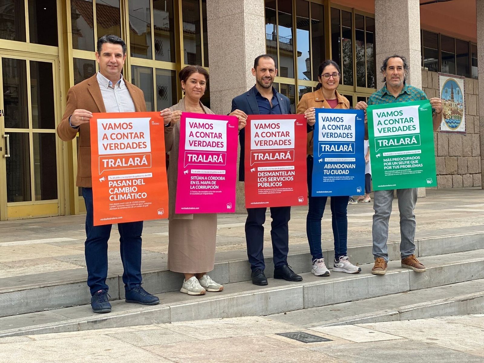 Concejales y miembros de IU Córdoba, con carteles de la campaña 'Vamos a contar verdades tralará'.