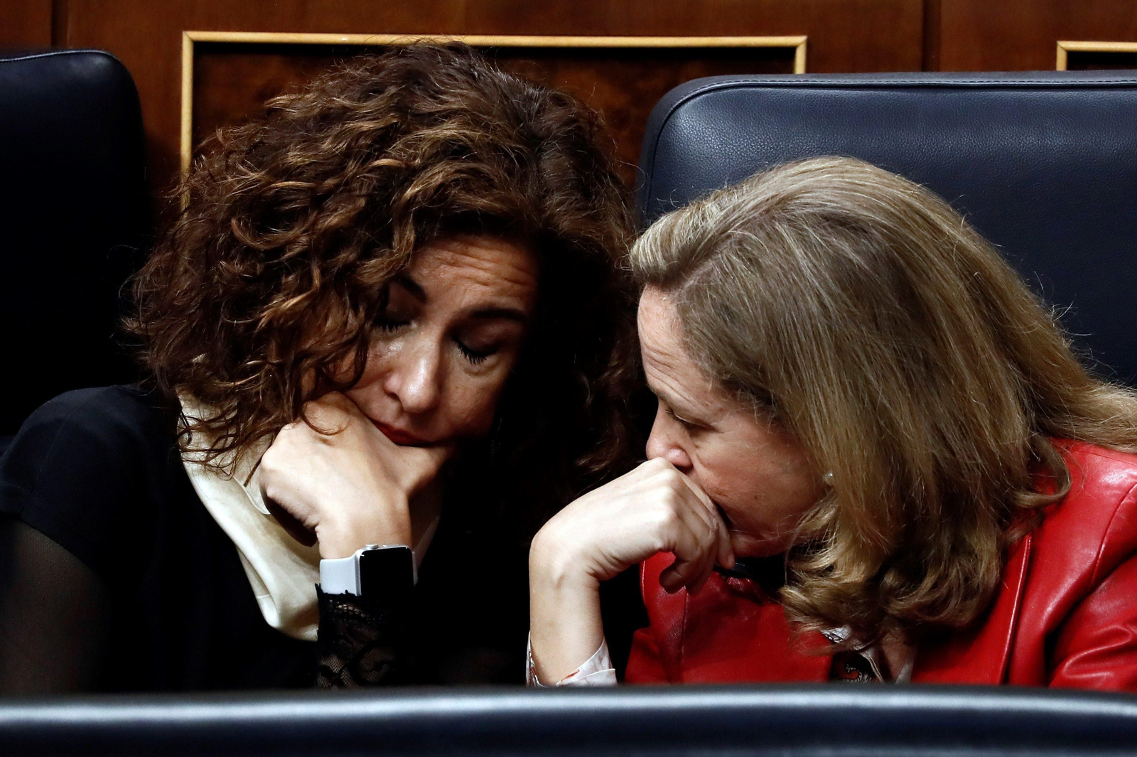 María Jesús Montero y Nadia Calviño conversan en el Congreso