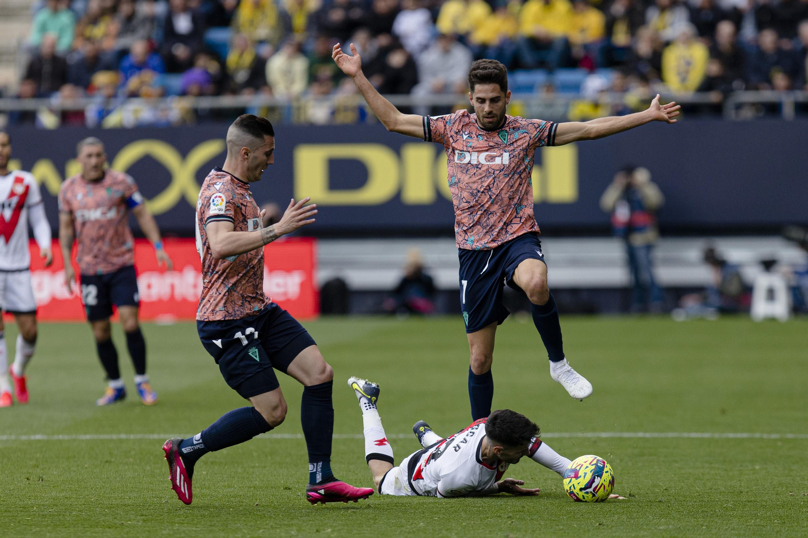 Las imágenes del partido entre el Cádiz C.F. y el Rayo Vallecano