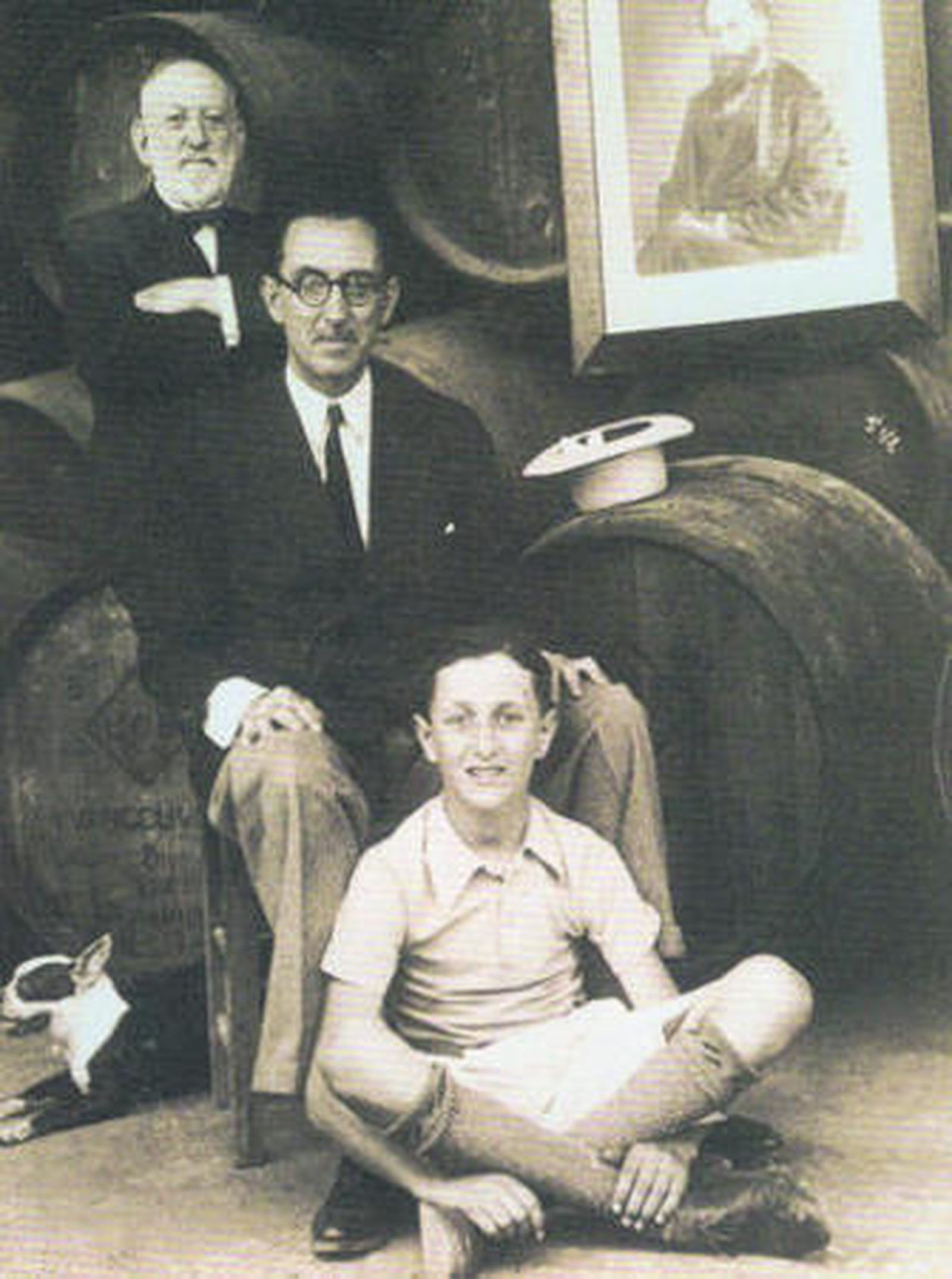 Cuatro generaciones: Sentados, de arriba a abajo, Pedro Nolasco González, Manuel María y su hijo Mauricio. Colgado entre las botas, el retrato del fundador de la compañía, Manuel María González Ángel.