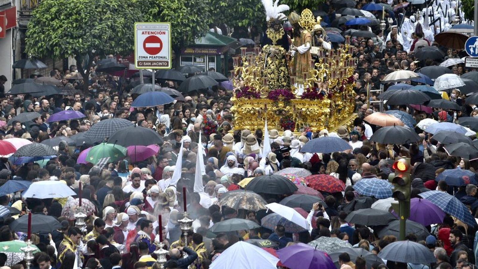 El misterio de San Gonzalo surca las calles entre un mar de paraguas
