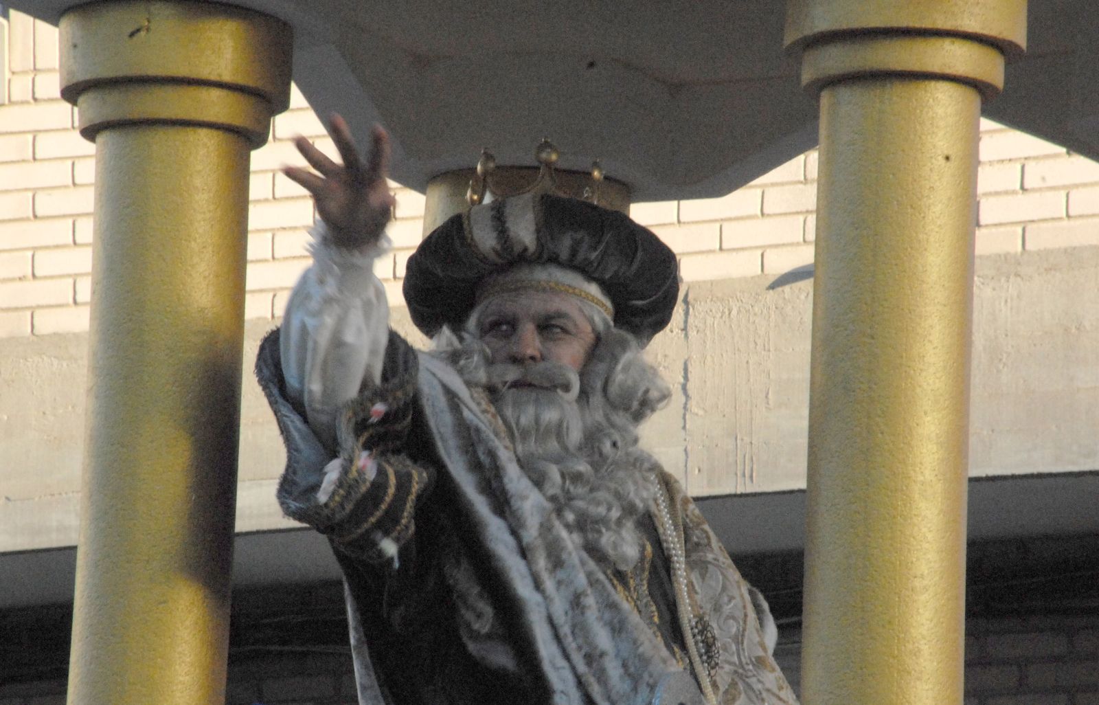En la Cabalgata de Reyes de 2014, el padre Alfonso Gutiérrez Estudillo hizo de Rey Melchor en San Fernando