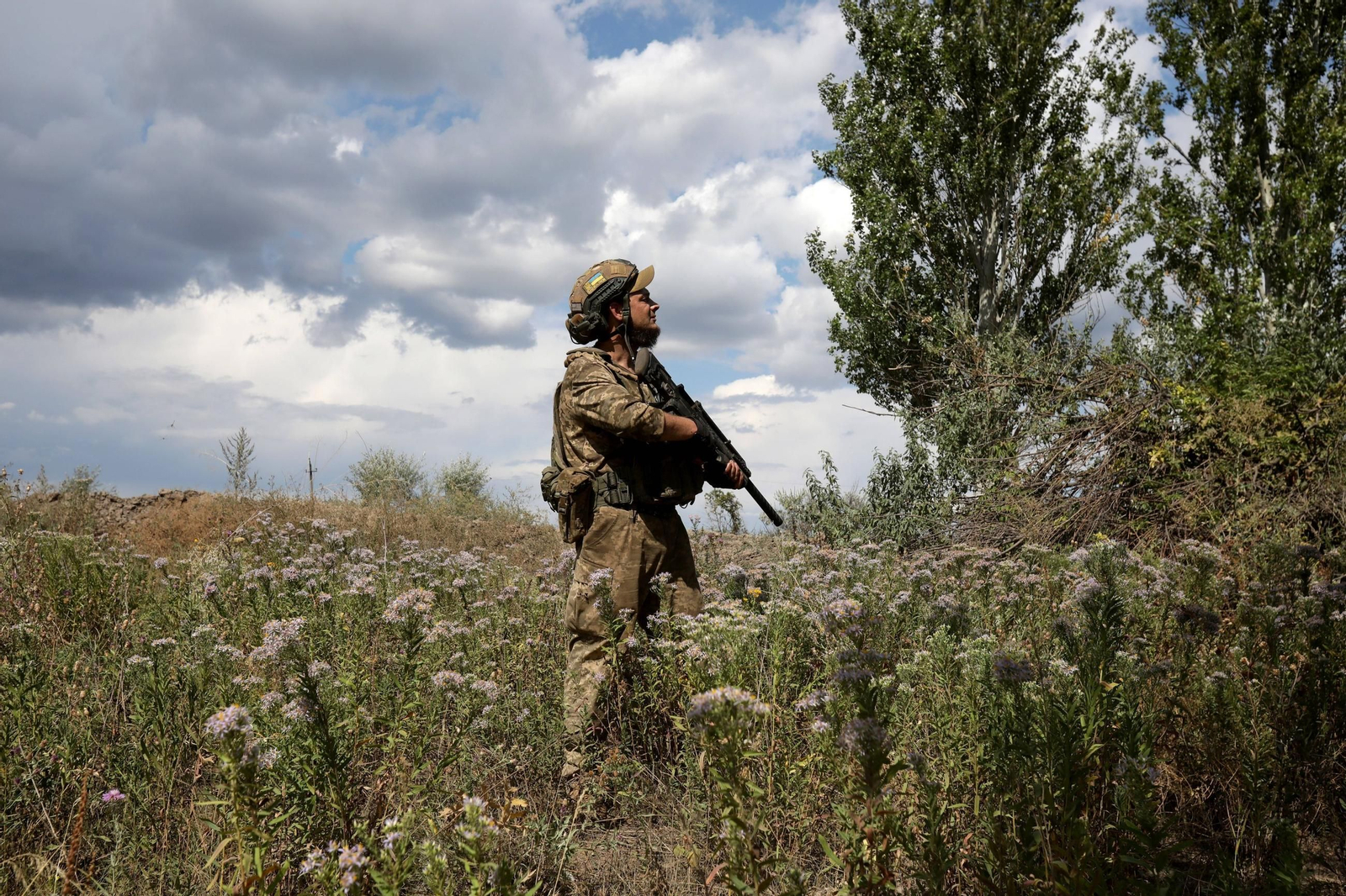 Un soldado ucraniano hace guardia en la región de Donetsk. Un soldado ucraniano hace guardia en la región de Donetsk.