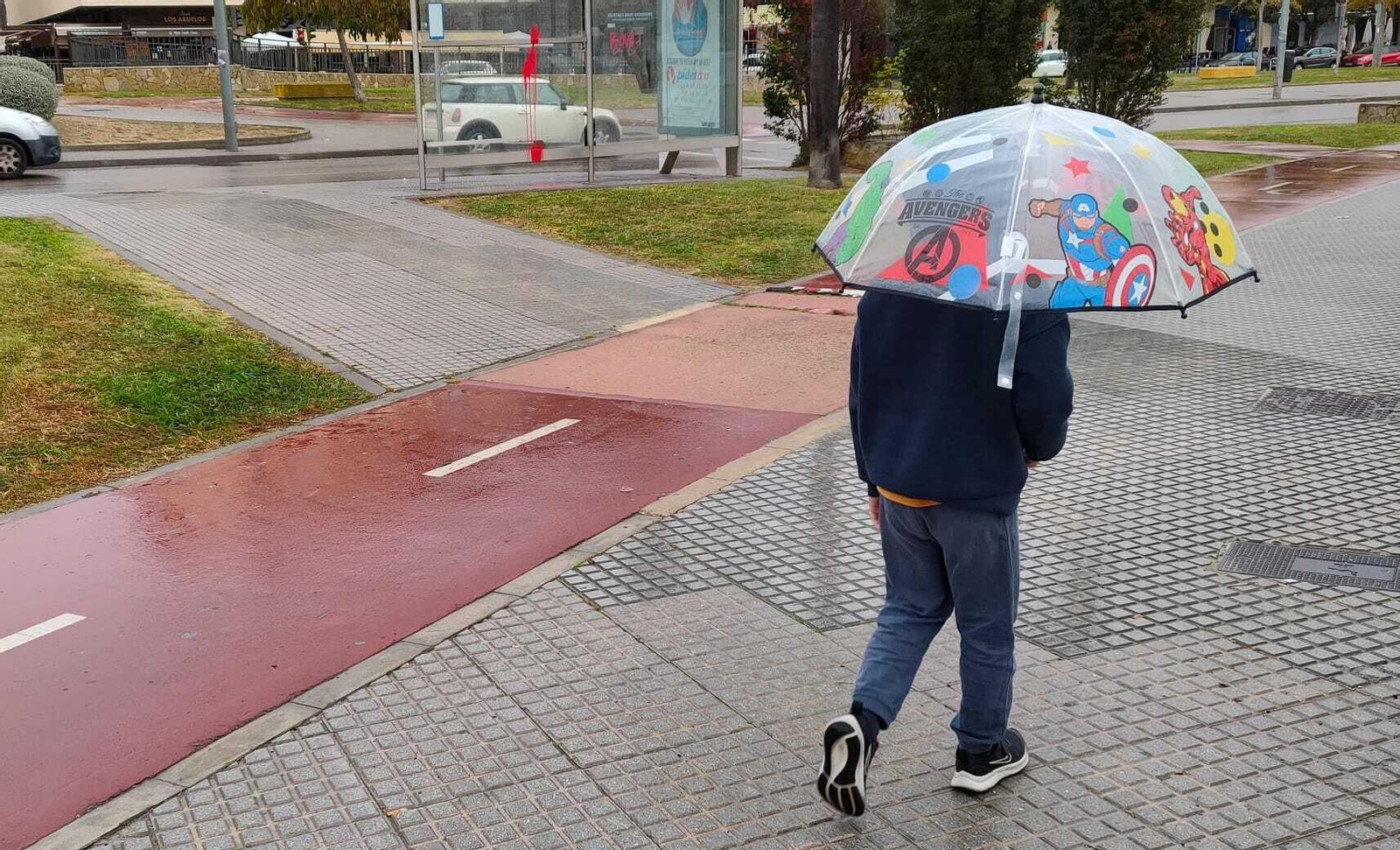 Un niño con paraguas, este miércoles por la mañana en Jerez.
