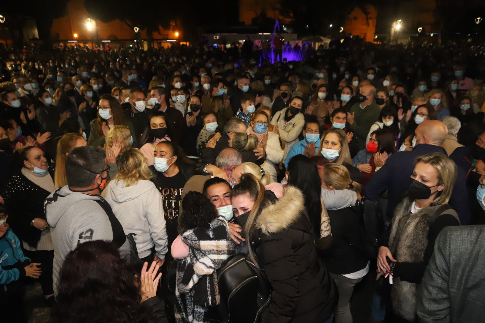Miles de personas, durante una concentración por el asesinato de María Isabel en San Roque.