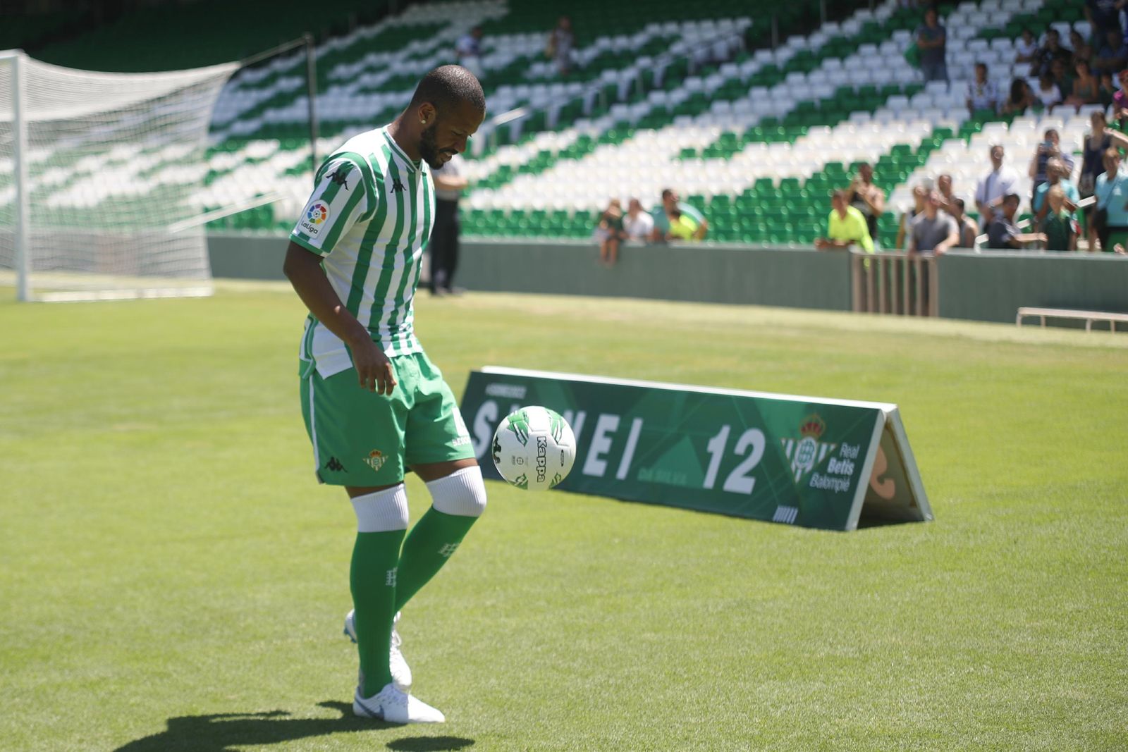 Sidnei, en su presentación como futbolista del Betis