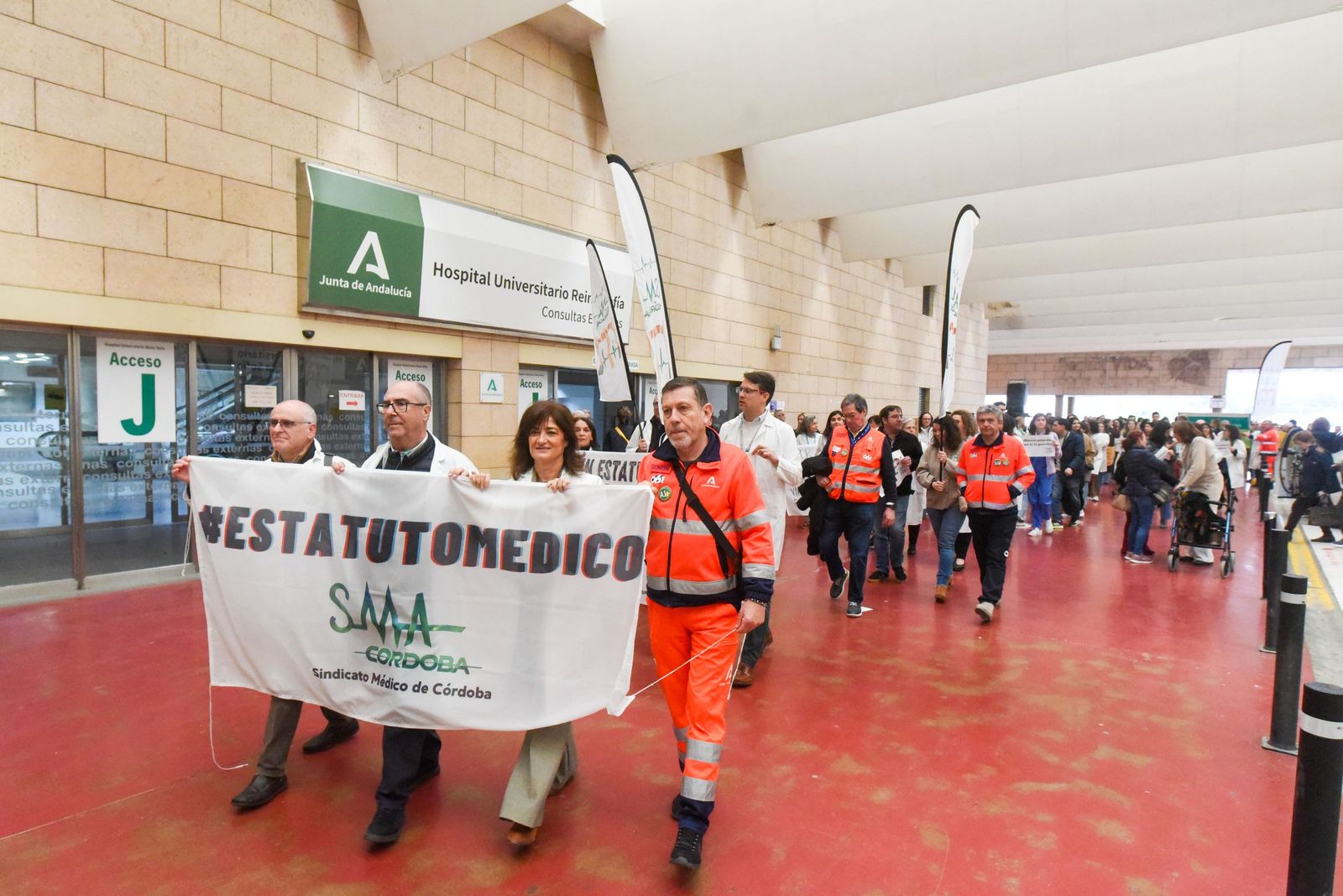 Las imágenes de la marcha de los médicos cordobeses por un estatuto propio y la mejora de sus condiciones laborales