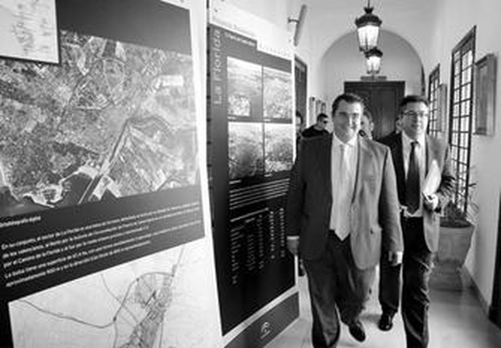 El alcalde, Enrique Moresco, y el consejero de Vivienda, Juan Espadas, en los pasillos del Ayuntamiento, junto a los paneles del proyecto de La Florida.
