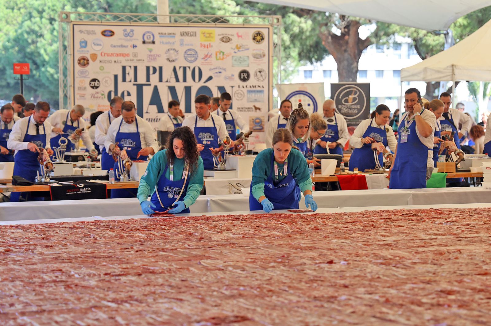 Huelva consigue el récord Guinness con el plato de jamón más grande del mundo, en imágenes