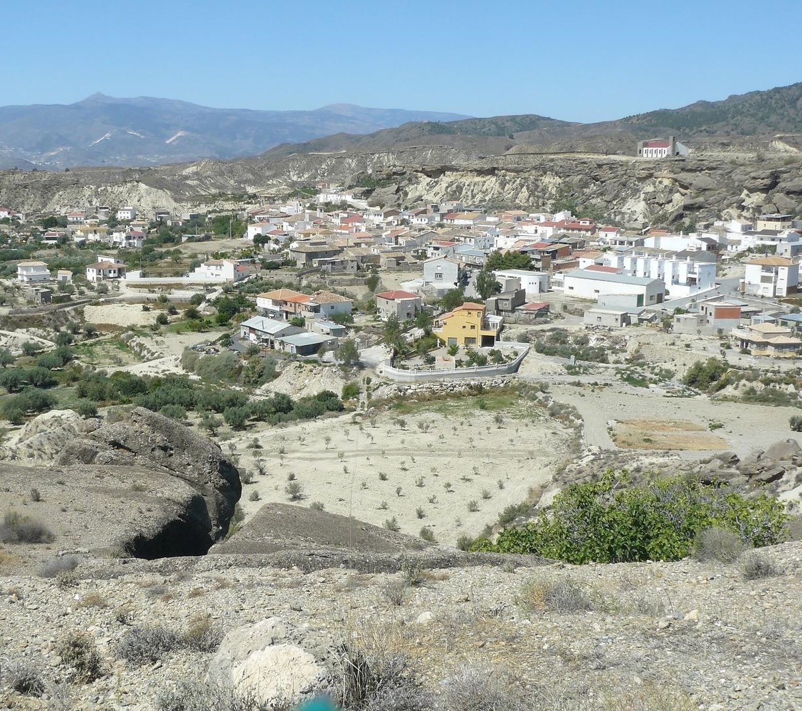 El municipio de a partir de 100 habitantes con menos ingresos por hogar de media es Partaloa, con 13.468 euros.