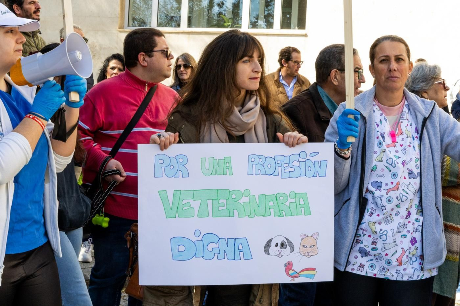 Concentración de veterinarios en protesta contra el real decreto 666/2023