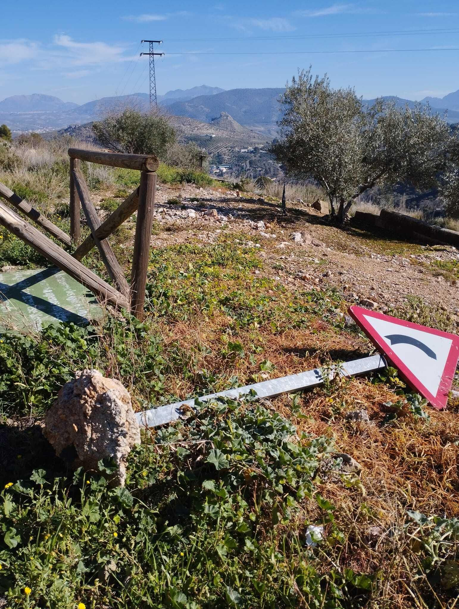 Así se encuentra la Vía Verde de Jabalcuz: vallas rotas, señales arrancadas y suciedad