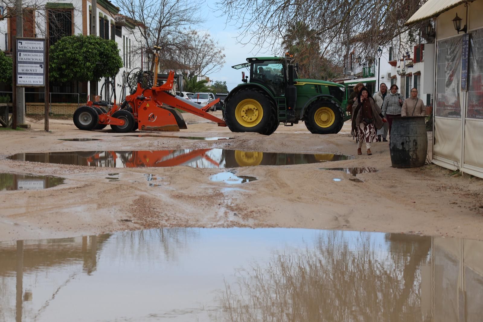 El Rocío tras la inundación de este sábado por la borrasca Marta: fotografías de las calles anegadas en la aldea