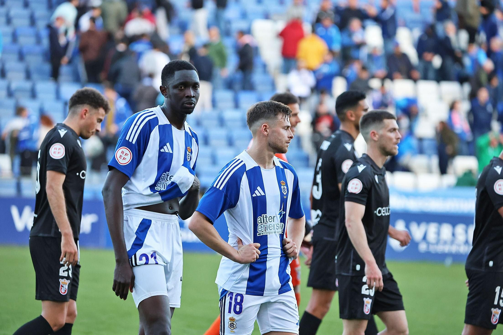 Jugadores de Recre y Ceuta una vez finalizado el encuentro.