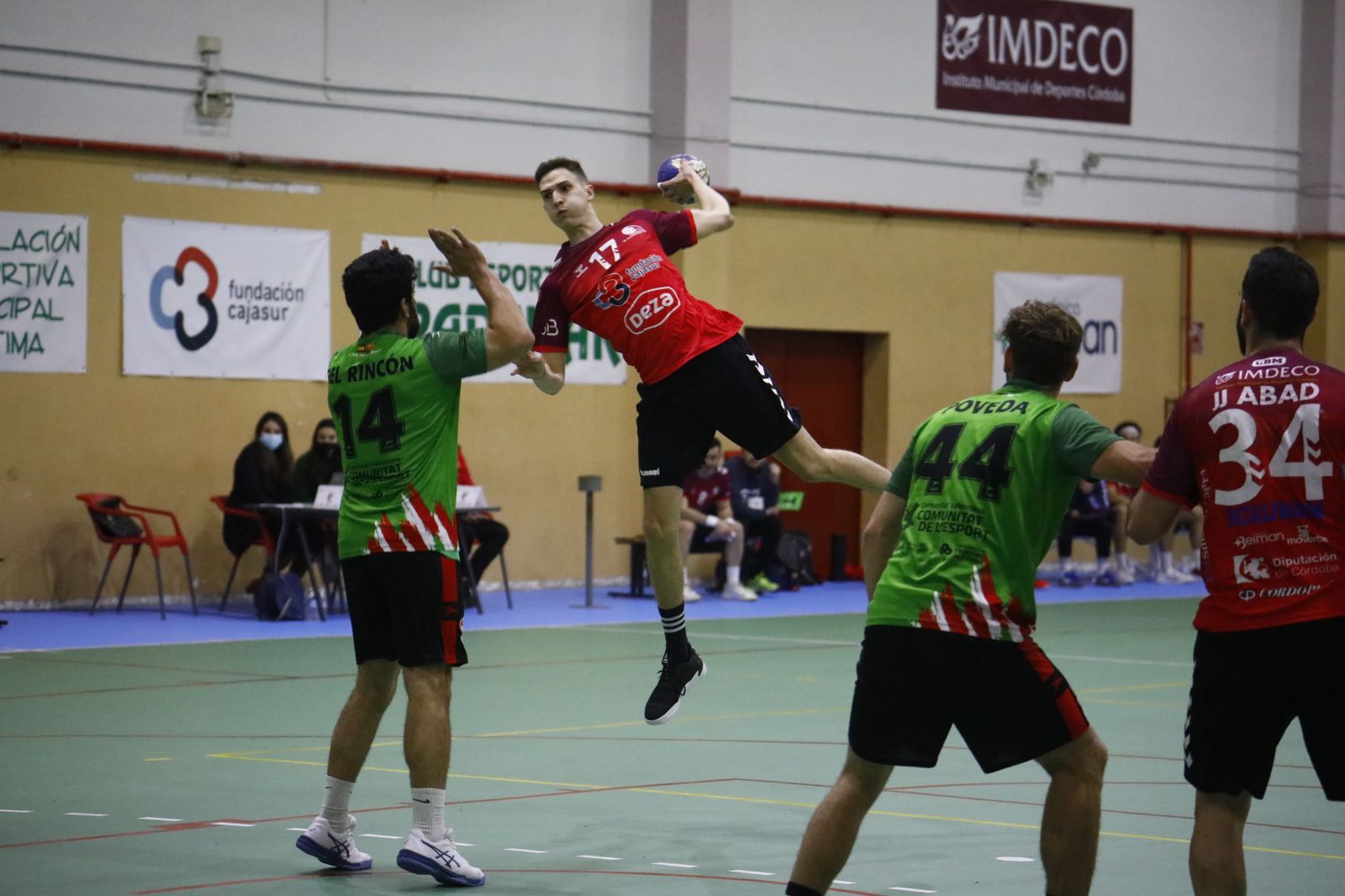 Unzner ejecuta un tiro ante la zaga del Puerto Sagunto.