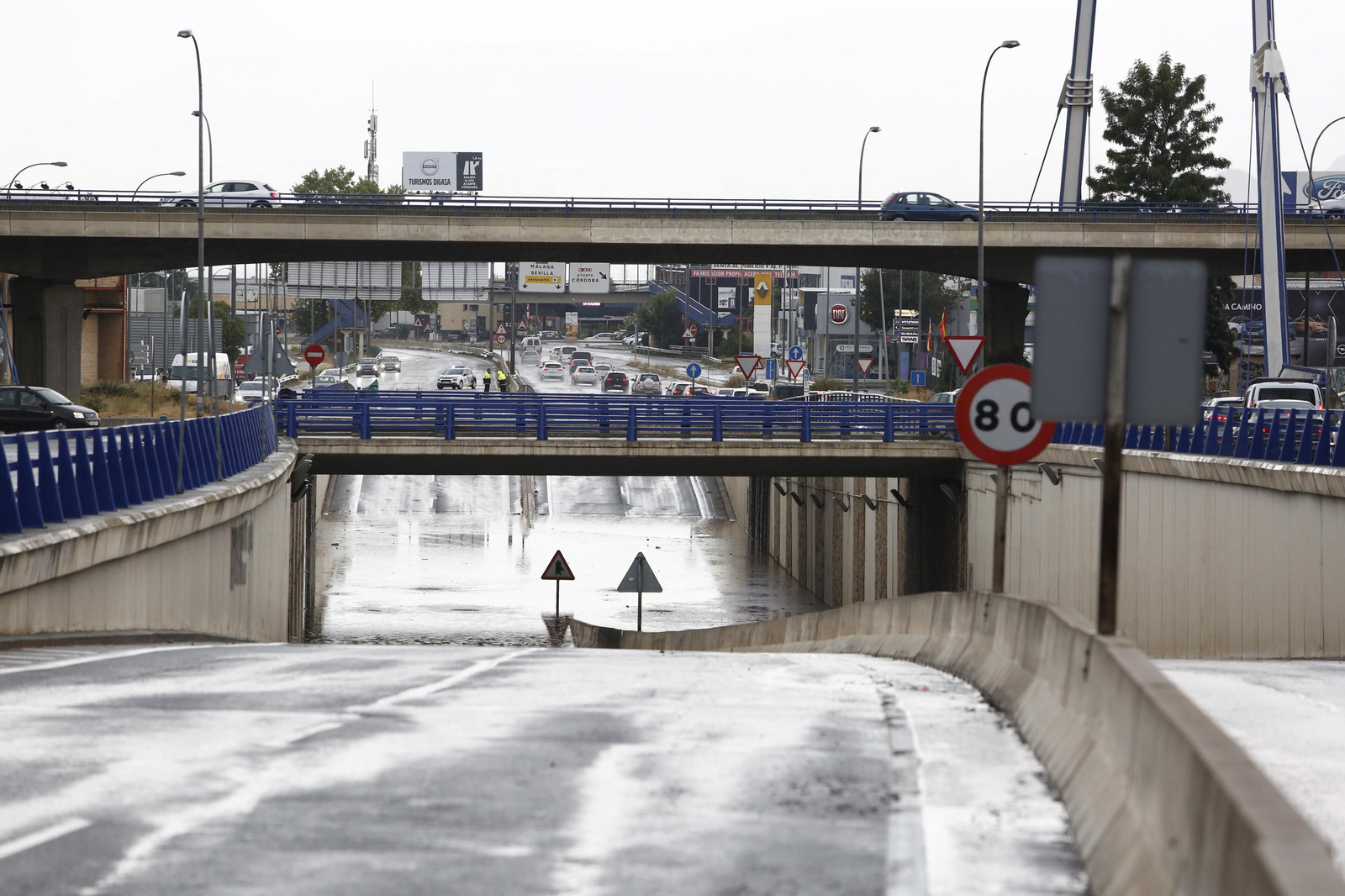 Imágenes del túnel anegado en la avenida de Andalucía
