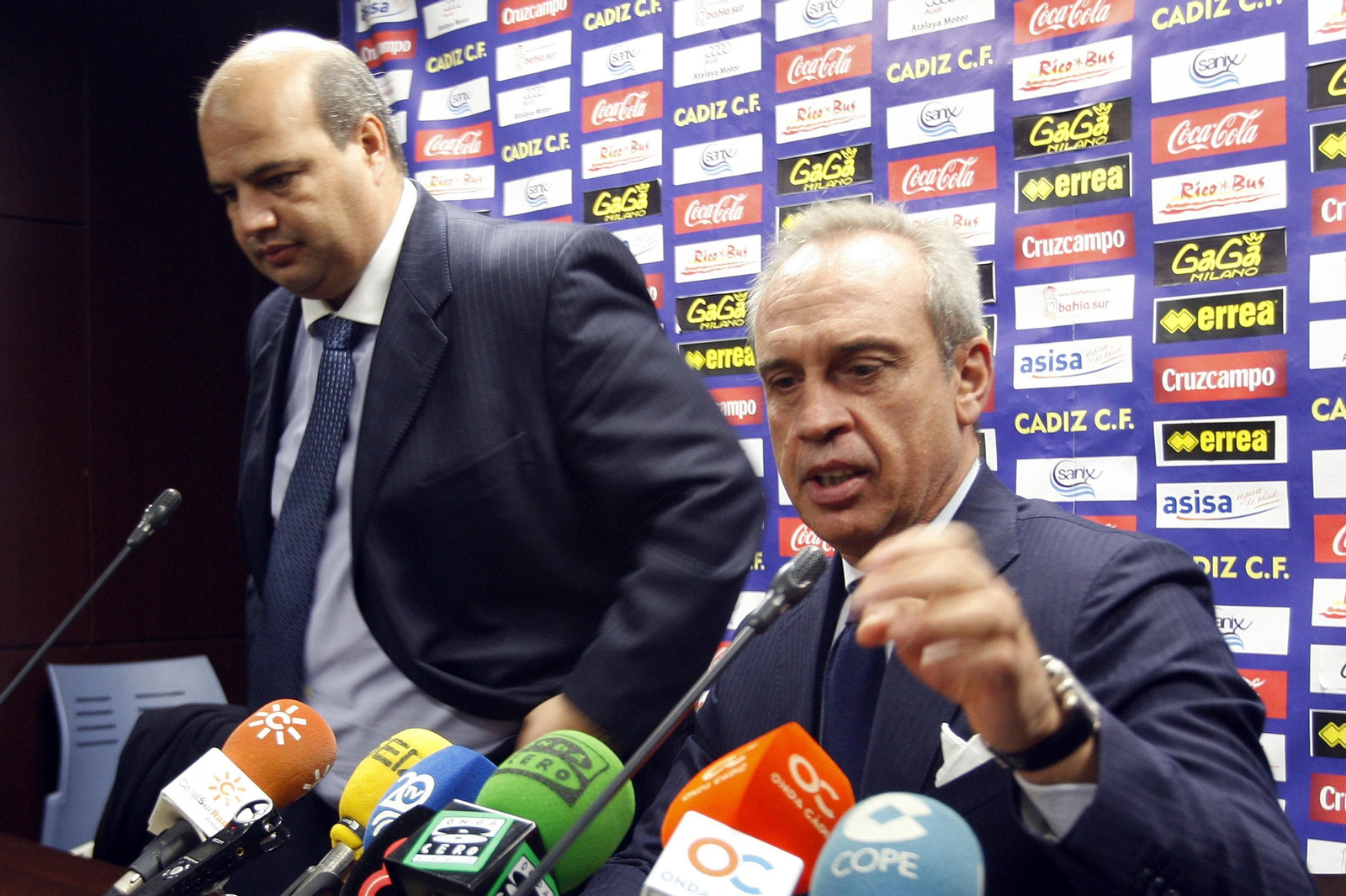Enrique Rodríguez Zarza (i), junto a Gabriele de Bono en una rueda de prensa en el Ramón de Carranza.