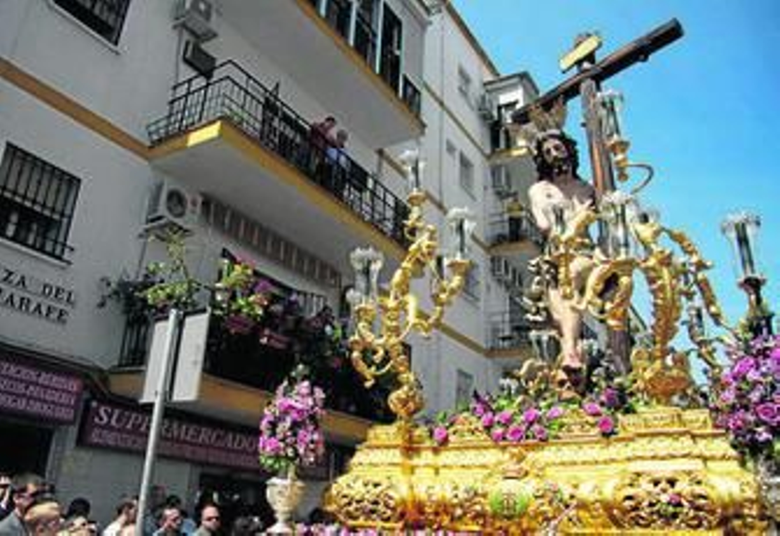 El paso que representa al Varón de Dolores procesiona por las calles del Plantilar, tras salir de su capilla.
