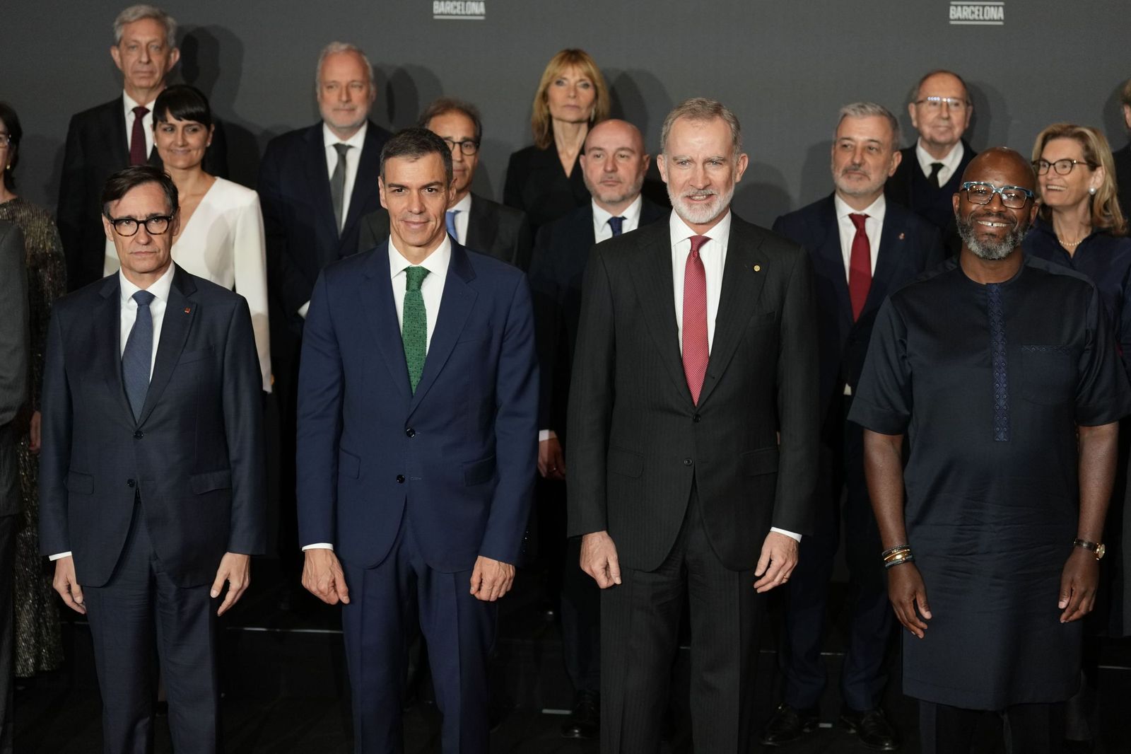 El rey Felipe, con el presidente del Gobierno, Pedro Sánchez, y el presidente de la Generalitat, Salvador Illa, en la cena de bienvenida al MWC 2026.