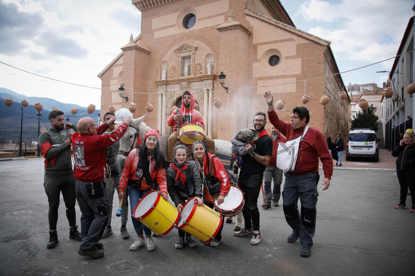 Las mejores imágenes del cierre de fiestas en Fiñana con "Las Ollas"