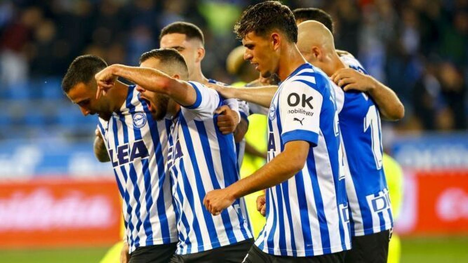 Los jugadores del Alavés celebran un gol