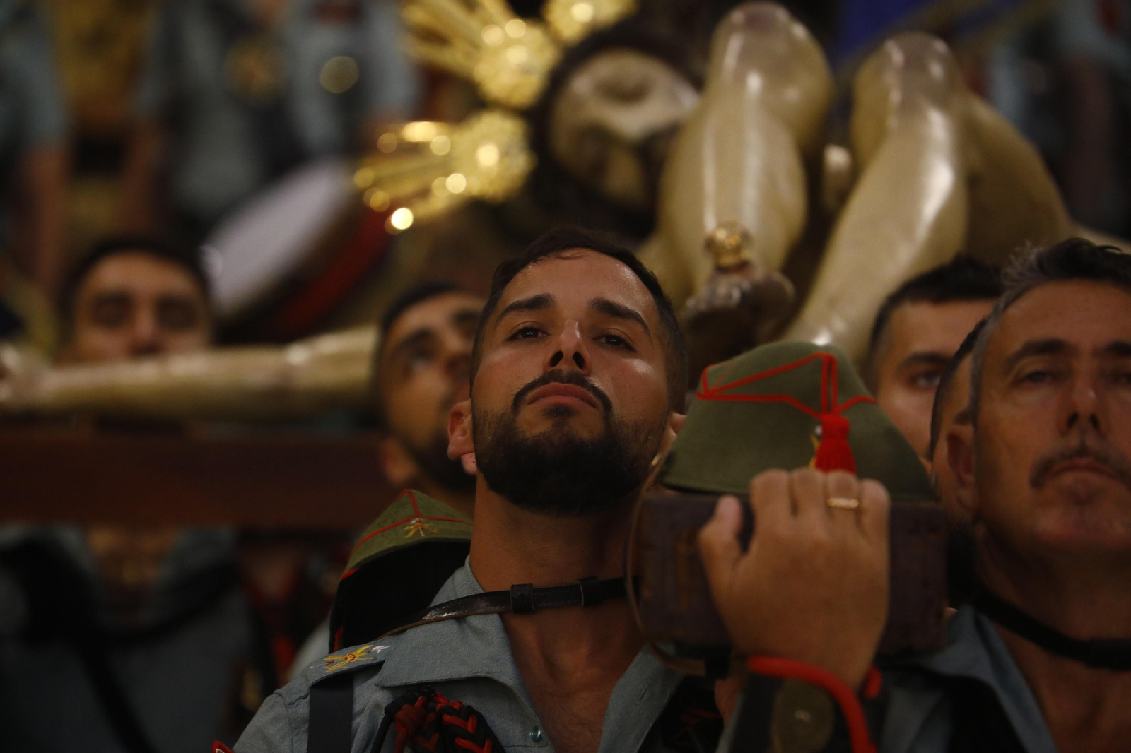 Las mejores imágenes del vía crucis de la Caridad de Córdoba con la Legión en este Viernes Santo