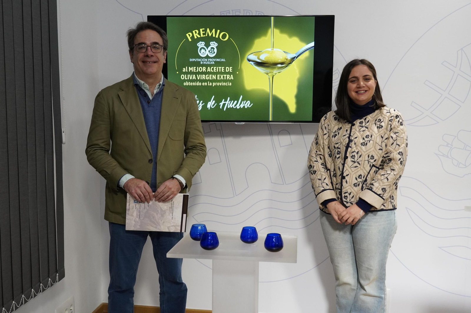 Francisco Alcántara y Patricia Millán en la presentación del Premio Diputación de Huelva al Mejor Aceite de Oliva Virgen Extra (AOVE) de la provincia.