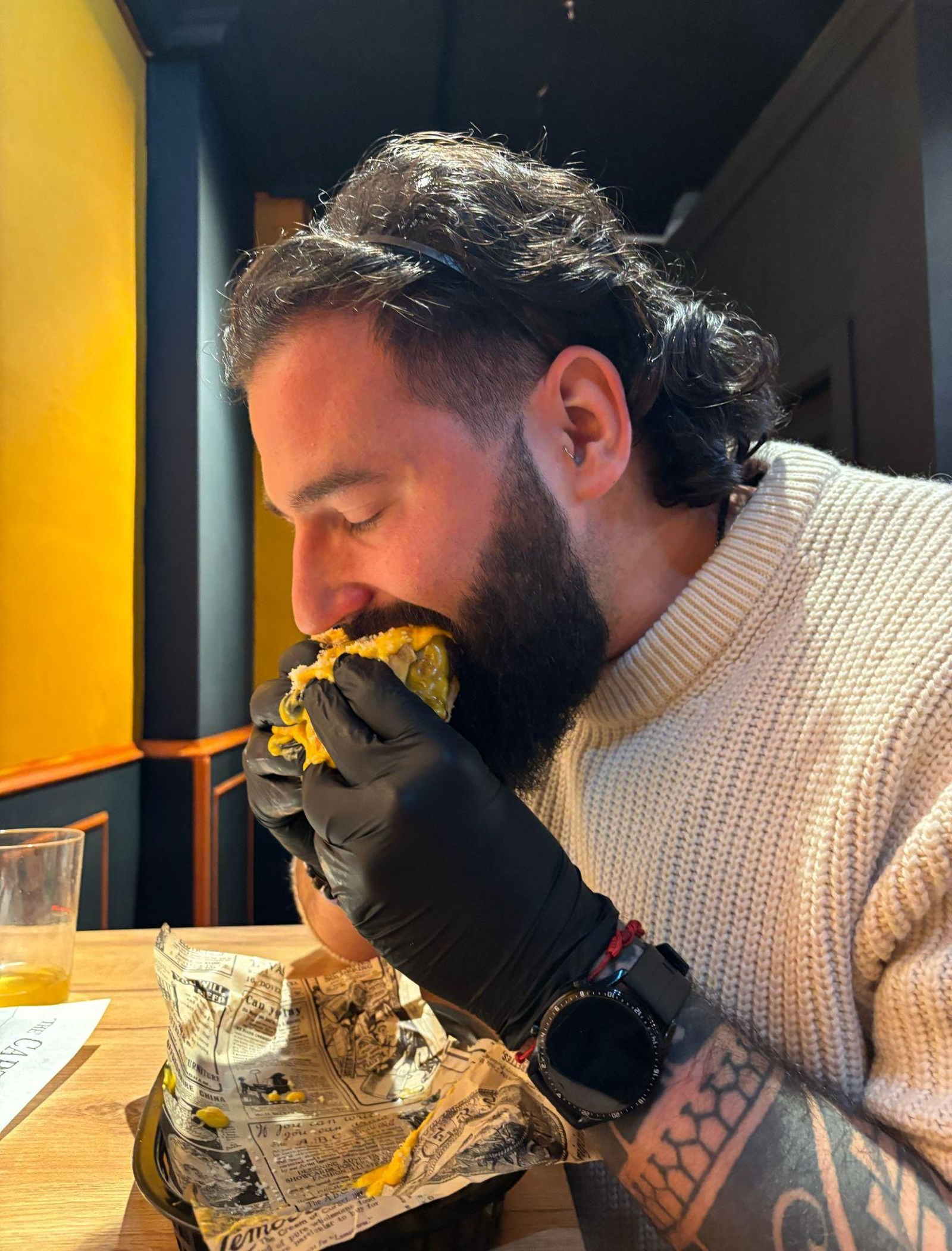 Paso 2: cogerla con ambas manos y devorarla.