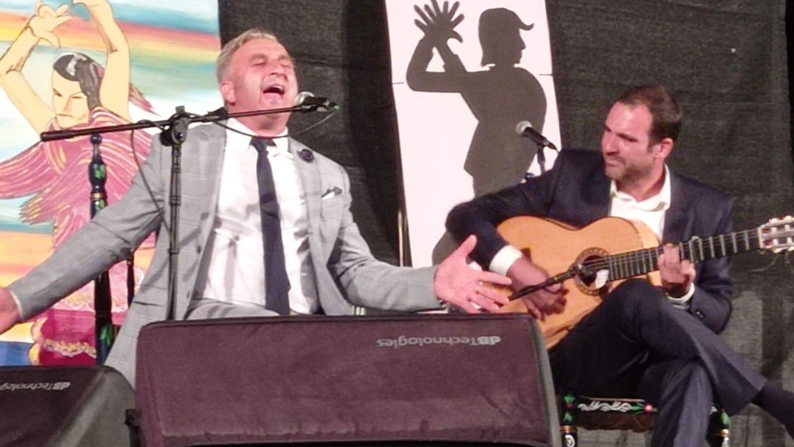 El presidente de la peña, José Manuel González, cantando en una de las actuaciones